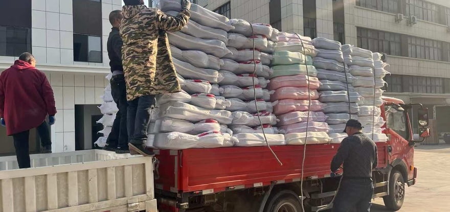 Knitting machines in operation at Yiwu Jishi factory